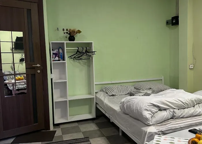 Vahe\'S Family Guest House Front