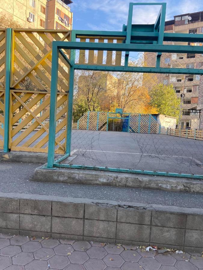 Vahe's Family Front Apartment