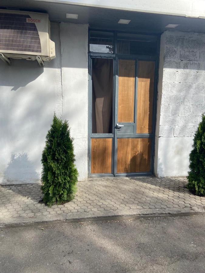 Apartment Vahe's Family Front